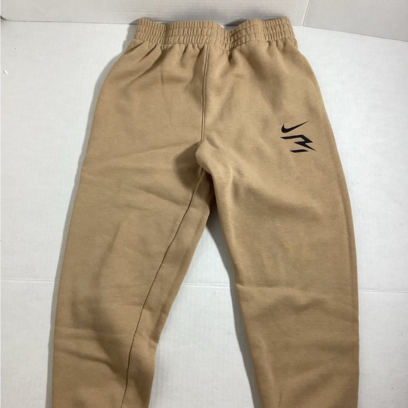 Nike Boys 2 pc athletic sweats suit so 6 in Khaki - Picture 6 of 7